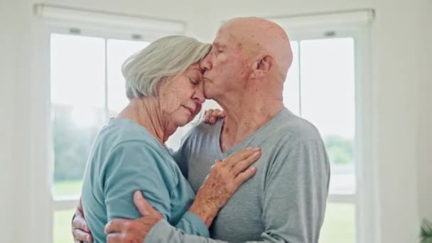 Танцы Поцелуи Пожилые Пары Обнимаются Своем Доме Поддержкой Доверием Уважением — стоковое видео