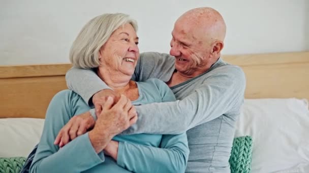 Ηλικιωμένο Ζευγάρι Αγκαλιά Και Φιλί Στην Κρεβατοκάμαρα Φροντίδα Και Αστείο — Αρχείο Βίντεο