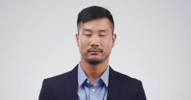Alvorlig Asiatisk Forretningsmand Ansigt Stående Med Tomt Blik Isoleret Studiebaggrund – Stock-video