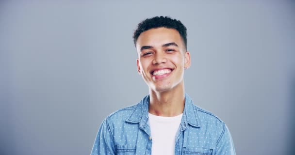 Tvář Šťastný Mírumilovný Nápis Mladým Mužem Studiu Izolovaným Šedém Pozadí — Stock video