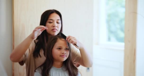 Cepillarse Cabello Unión Madre Hija Baño Para Aseo Aprender Prepararse — Vídeos de Stock