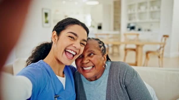 Reife Patientin Krankenschwester Und Selfie Von Glücklichen Menschen Die Lachen — Stockvideo