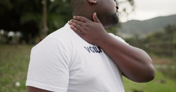 Hombre Negro Manos Cuello Dolor Voluntario Naturaleza Con Dolor Muscular — Vídeos de Stock