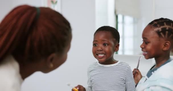 Mère Les Enfants Vérifier Pour Brosser Les Dents Dans Salle — Video