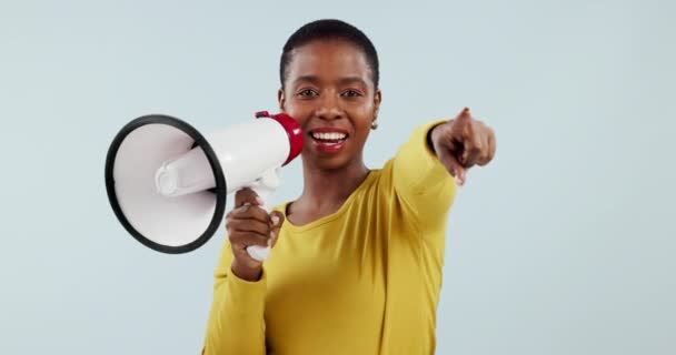 快乐的黑人女人 扩音器和指点你在赢得 奖品或销售工作室背景 用牛角或扩音器描绘非洲女性的容貌 供挑选或选用 — 图库视频影像