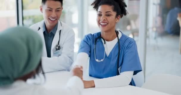 Médicos Apretón Manos Hospital Bienvenidos Equipo Con Amabilidad Incorporación Asociación — Vídeos de Stock