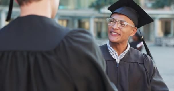 Graduação Amigos Abraço Pessoas Felizes Celebração Realização Educação Universidade Sorriso — Vídeo de Stock