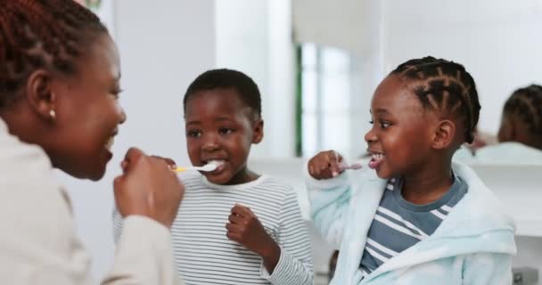 Afrikalı Anne Çocuklar Banyoda Diş Fırçalama Öğretmenlik Bakım Evde Hijyen — Stok video