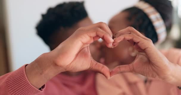 Mężczyzna Kobieta Serce Całują Się Domu Razem Łączą Się Miłością — Wideo stockowe