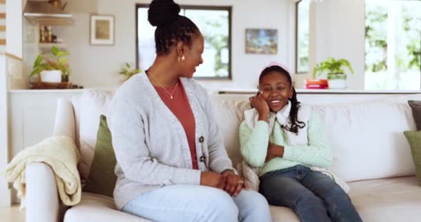 リラックス 母親は自宅のリビングルームのソファーで彼女の子供と話しています ハッピー ボンディング 若いアフリカのママは 自分の家のラウンジで彼女の少女ティーンエイジャーの子供に話す — ストック動画