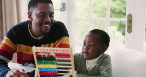 ブラックファミリー アバカスと父親は 家庭で教育 数学のレッスンを受けています 子供の発達 宿題および教育のおもちゃのための学校 知識および幸せな父親の教える少年 — ストック動画