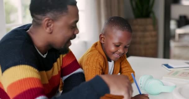 Siyahi Aile Yazma Çocuk Sahibi Baba Evde Eğitim Öğrenme Yaratıcı — Stok video