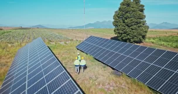 Drone Ingegneria Persone Con Pannelli Solari Natura Energia Rinnovabile Elettricità — Video Stock