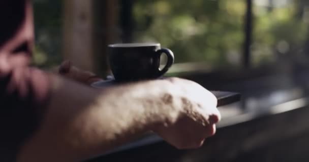 Chelneriță Client Femeie Laptop Cafenea Pentru Servicii Lucru Distanță Ceai — Videoclip de stoc