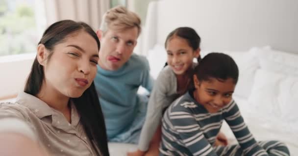 Komik Surat Çekim Aile Yatak Odasında Kaynaşıp Birlikte Gülüyorlar Profil — Stok video