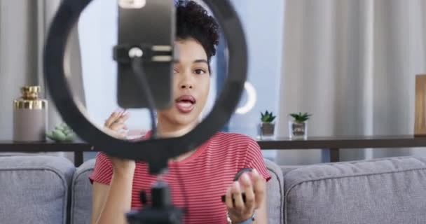 Influenciador Mujer Cepillo Transmisión Vivo Con Maquillaje Sofá Sala Estar — Vídeo de stock