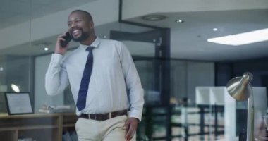 İş dünyasında siyahi bir adam, telefon görüşmesi ve iletişim ağı, B2B ve iş yerinde gülümseme. Mutlu bir erkek, cep telefonuyla konuşuyor, iş adamı ofiste kurumsal tartışmalar yapıyor..