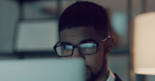Zakelijk Computer Zwarte Man Lezen Schrijver Focus Project Nachts Desktop — Stockvideo