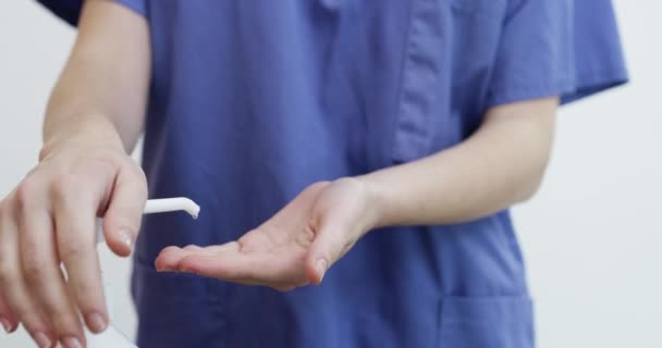 Orvos Fertőtlenítő Üveg Tisztító Kezet Kovid Higiénia Protokoll Kórházban Klinikán — Stock videók
