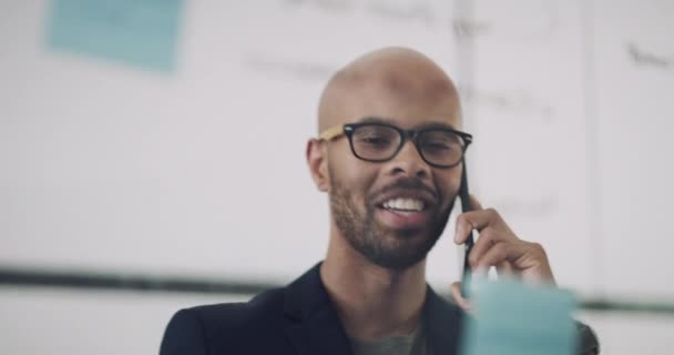 Šťastný Obchodník Telefonát Rozhovor Pro Plánování Rozvrh Nebo Brainstorming Kanceláři — Stock video