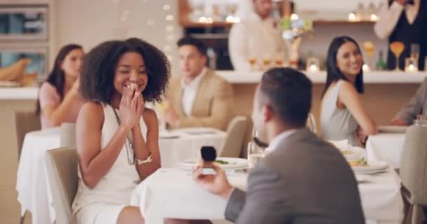 结婚和夫妻订婚在餐馆或男人面前 在浪漫的约会中给女人戴上戒指 承诺和订婚 或者男人送给女朋友珠宝 — 图库视频影像
