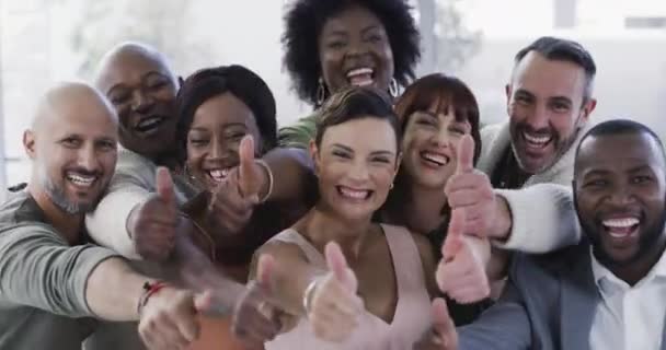 Šťastná Obchodní Skupina Úsměv Palec Nahoru Pro Výhru Týmová Práce — Stock video