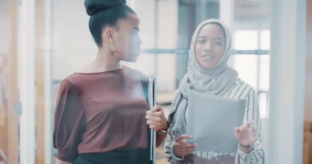 ブレインストーミング アイデアや会話のためのビジネス スタッフや女性が話して 計画や議論 多様性と現代的なオフィスとイスラム女性の従業員 コンサルタントや同僚 — ストック動画