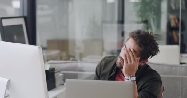 Stress Computer Und Ein Frustrierter Büromensch Der Für Ein Start — Stockvideo