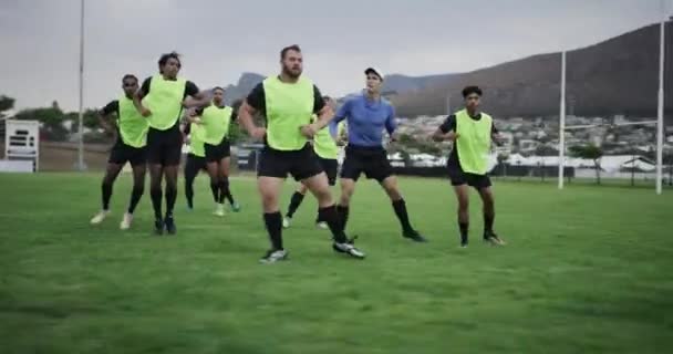 Rugby Treinamento Treinador Com Homens Correndo Para Exercício Aquecimento Para — Vídeo de Stock