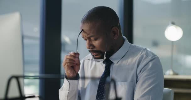 Stres Zmęczenie Noc Czarnym Mężczyzną Biurze Lęk Ból Głowy Wypalenie — Wideo stockowe