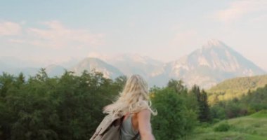 Doğa dansı, macera ve İsviçre 'de yürüyüş ve seyahat için dağlarda tatil yapan bir kadın. Kaygısız, mutlu ve genç bir dansçı kız tatile ve özgürlüğe çıkıyor..