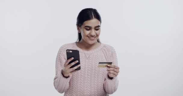 Mujer Teléfono Tarjeta Crédito Estudio Para Comercio Electrónico Pago Compras — Vídeos de Stock
