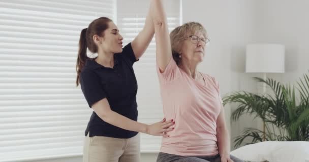 Paciente Fisioterapeuta Mulher Braços Alongamento Para Reabilitação Fisioterapia Pessoa Idosa — Vídeo de Stock