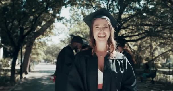 Titul Ruce Zkřížené Tvář Ženy Promoci Univerzitním Kampusu Portrét Absolvent — Stock video