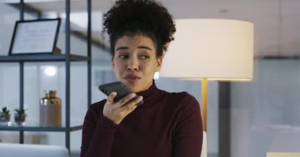 Telefon Görüşmesi Sesli Konuşma Ofiste Kadını Iletişim Iletişim Cep Telefonu — Stok video