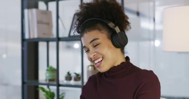 商务女性 耳机和现代办公室的音乐 夜间跳舞或流媒体订阅 年轻的非洲女商人 听录音 用音频技术跳舞 以获得收音机 动力或灵感 — 图库视频影像