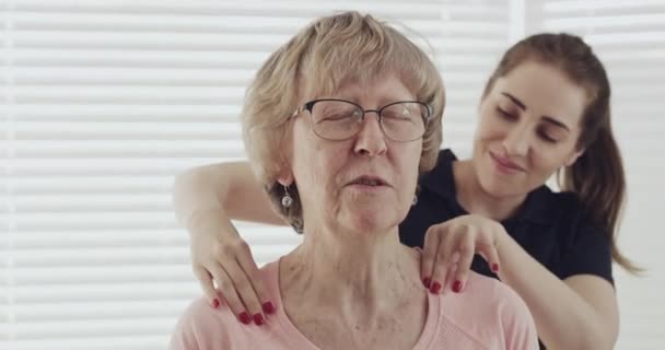 Paciente Mulher Dor Ombro Fisioterapeuta Massagem Pessoa Idosa Para Reabilitação — Vídeo de Stock