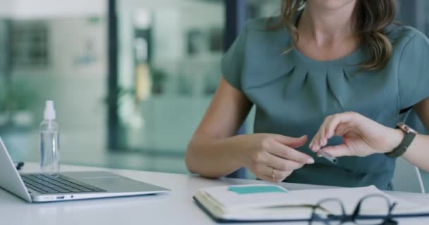 女商人在办公室里用笔记本电脑写便条 以制定计划 管理电子邮件或提供信息 公司在线研究中的女雇员 笔记本策划人和计算机技术 — 图库视频影像