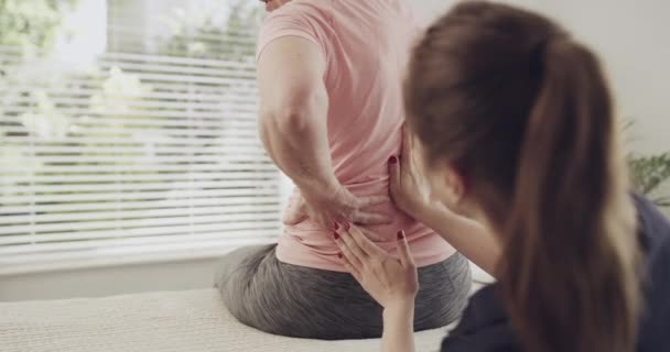 Kıdemli Hasta Fizyoterapist Kadın Rehabilitasyon Fizik Tedavi Için Sırt Masajı — Stok video