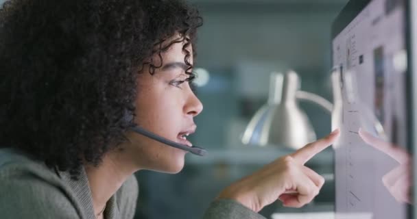 Kvinna Helpdesk Telefonsamtal Och Kontroll Dator Online Konsult Kundtjänst Byrå — Stockvideo