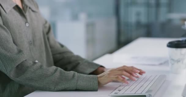 Ευτυχισμένη Γυναίκα Στο Γραφείο Βοήθειας Δακτυλογράφηση Στον Υπολογιστή Χαμόγελο Και — Αρχείο Βίντεο