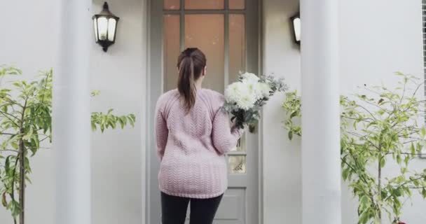 Дверь Цветы Романтический Сюрприз Женщиной Дарящей Цветочный Подарок Входной Двери — стоковое видео