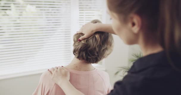 Kvinde Patient Fysioterapeut Hænder Nakkesmerter Massage Til Rehabilitering Fysisk Terapi – Stock-video