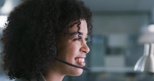Kobieta Biurze Pomocy Poradami Rozmową Telefonem Konsultant Pomagający Agencji Obsługi — Wideo stockowe
