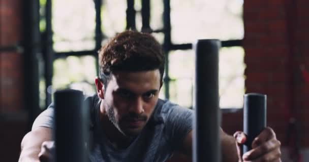 Gym Power Man Push Slee Voor Workout Sportclub Fitness Uithoudingsvermogen — Stockvideo