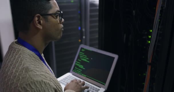 Człowiek Serwerowni Laptopem Kodowaniem Administracją Sieciową Inżynier Cyfrowej Pamięci Masowej — Wideo stockowe