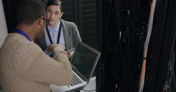 팀워크 태블릿 노트북 네트워크 관리를 기술자 시스템 데이터 센터에서 일하는 — 비디오