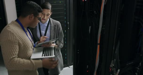 팀워크 데이터 태블릿을 네트워크 관리의 노트북 기술자 직원들 시스템 업데이트와 — 비디오
