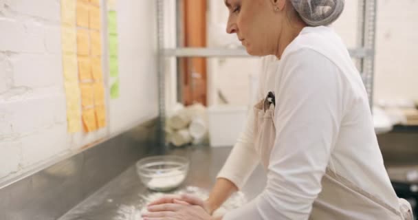 Kvinnliga Händer Bröddeg Och Bakning Restaurang Och Bageri Med Mjöl — Stockvideo