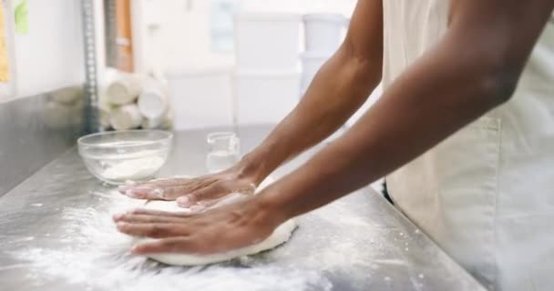 Ręce Człowieka Chleb Ciasta Pieczenia Restauracji Piekarni Mąki Gotowania Szef — Wideo stockowe
